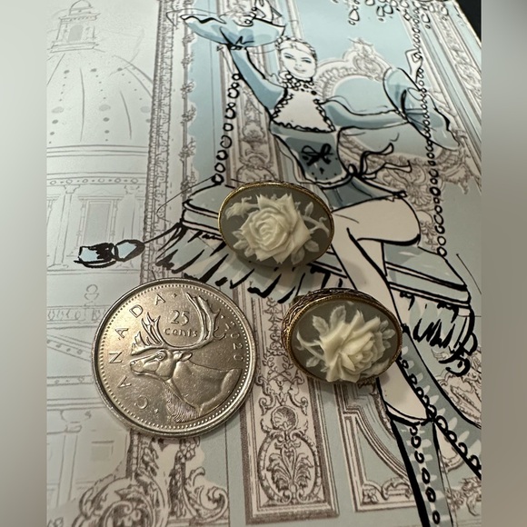 Vintage Avon Rose Cameo Clip-On Earrings – Gold Tone & Pale Blue-Gray Background - Picture 5 of 8